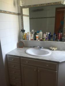 encimera con lavabo y espejo en Villa Menorquina, en Son Xoriguer