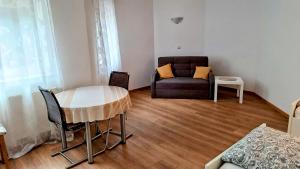 a living room with a table and a couch at Ferienwohnung Maria in Hörnsheim