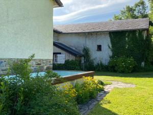 a house with a swimming pool in a yard at Gîte de Calouze - 5 personnes in Gijounet