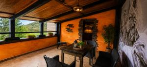 a dining room with a table and chairs at Apartamentos El Guardaviñas in Ábalos