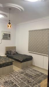a room with two beds and a window at شوران الفاخرة 2 in Medina