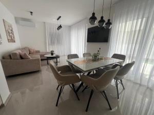 a living room with a dining room table and chairs at Guest House Gabi in Srima