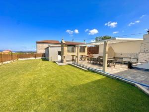 a large backyard with a patio and grass at Balcón da Ría in Cambados