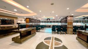 a restaurant with a bar and tables and chairs at فندق أوركيد مكة in Mecca