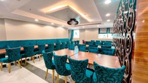 a conference room with a long table and chairs at فندق أوركيد مكة in Mecca