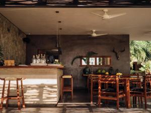 eine Küche und ein Esszimmer mit Tisch und Stühlen in der Unterkunft Lo Sereno Casa de Playa in Troncones