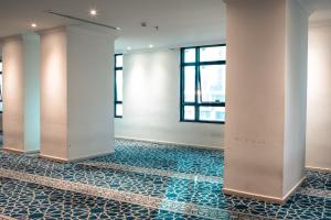 an empty room with columns and a window at فندق الكنارى ان in Mecca