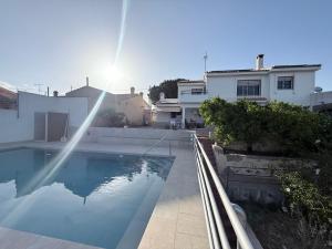 a swimming pool in front of a house at Eco Espacio Camaleón Verde 2 in Cartagena