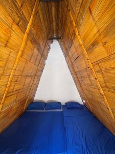 a blue bed in a wooden tent at Mar y Montana in Taganga +8 photos