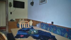 einen Tisch mit einem blauen Tuch darüber in der Unterkunft Ferienwohnungen Egger in Zell am Ziller