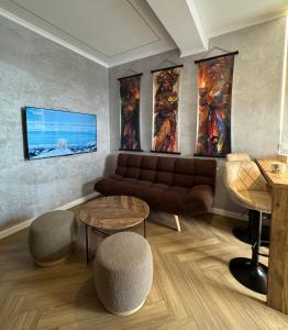 a living room with a couch and a table at Mabelle Gold Stay in Baia Mare