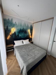 a bedroom with a bed and a painting on the wall at Mabelle Gold Stay in Baia Mare