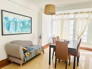 a dining room with a table and a chair at Aomo-casa parede in Parede