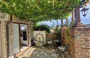 a patio in a house with a table and chairs at Serendipia 52 in Suances