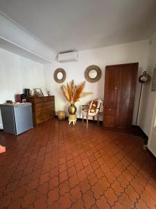a living room with a table and a vase on the floor at Le Rêve Ocre in Toulon