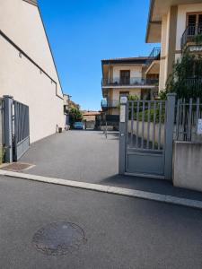 a gate in a parking lot next to a building at Appartamentino Mansardato in Pedara