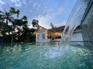a water fountain in front of a house at Casa Del Ceylon in Hikkaduwa