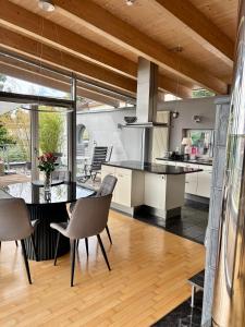 an open kitchen with a dining table and chairs at PaderCityLoft- lichtdurchflutet und privat mit Kamin-Dachterrasse-Sauna-Außendusche im Atrium in Paderborn