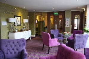 ベルマレットにあるThe Talbot Hotelの紫色の椅子とテーブルが備わる待合室