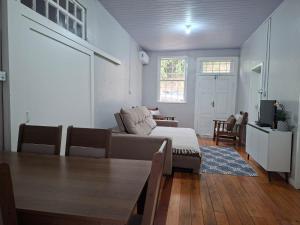 a living room with a couch and a table at Casa Finger próx do Centro e do Núcleo de Casas Enxaimel ambiente familiar in Ivoti