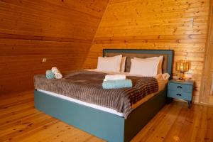 a bedroom with a bed in a log cabin at SaguleResort in Monasteri
