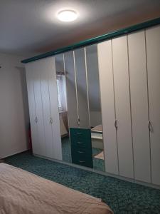 a dressing room with a mirror and a bed at Zum Graureiher in Heringsdorf