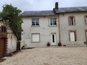 an old white house with windows and a driveway at La Pastellière - Combrand in Combrand