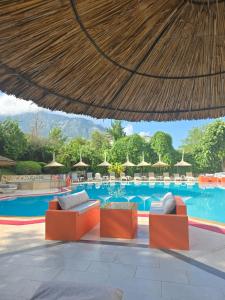 ein Resort mit Liegestühlen und einem Swimmingpool in der Unterkunft Balkaya Hotel in Oludeniz