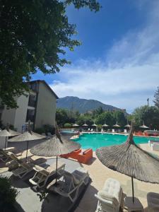 ein Resort mit Liegestühlen, Sonnenschirmen und einem Swimmingpool in der Unterkunft Balkaya Hotel in Oludeniz