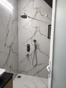 a bathroom with a marble wall at Astha lodge in Solan