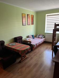 ein Zimmer mit einem Bett und einem Tisch darin in der Unterkunft Arkadiusz in Tarnobrzeg + 3 Fotos