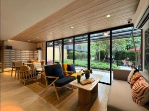 a living room with a couch and a table at Vay Pothisan in North Pattaya
