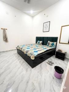 a bedroom with a bed in a white room at Hotel bhagwati palace in Orchha