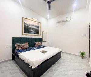 a bedroom with a bed in a room at Hotel bhagwati palace in Orchha