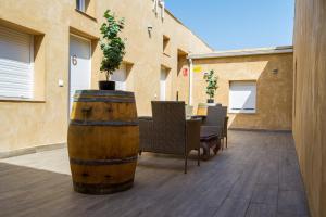 a patio with a table and chairs and a barrel at Apartamento 7 in Alcuéscar