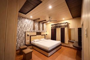 a bedroom with a bed in a room with at Mona's Villa Homestay in Dharmsāla