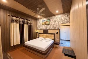 a bedroom with a bed and a ceiling at Mona's Villa Homestay in Dharmsāla +5 photos