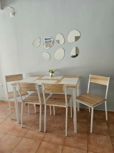 a dining room table and chairs with mirrors on the wall at Apartament Sorrento Paradise in Marina Cape in Aheloy