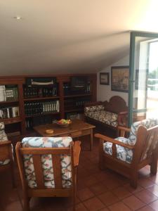 sala de estar con sillas, mesa y sofá en Villa Menorquina, en Son Xoriguer