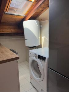 a washer and dryer in a small kitchen at da rifare 1 in Solto Collina