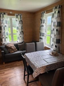 a living room with a table and a couch at Feriehus Lærdal in Æri