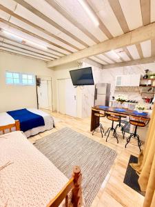 a bedroom with a bed and a desk in a room at Zion Cottage in Paraty