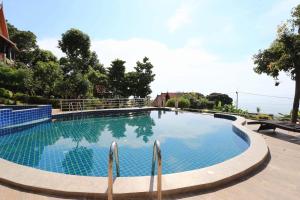 Bazén v ubytování Sea Rock Resort nebo v jeho okolí