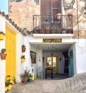 a building with a yellow door and a table at Casa Amigos Sorvilan - Limón in Sorvilán