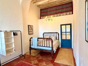a bedroom with a bed and a blue door at Casa Amigos Sorvilan - Limón in Sorvilán +28 photos