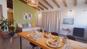 a dining room with a table with food on it at La Felita, Tu refugio perfecto en Mendoza in Chacras de Coria