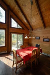 a dining room with a table and chairs in a cabin at Chalets Gallix in Sept-Îles
