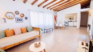 a living room with a couch and a table at La Isolina Chacras, jardín, parrilla y naturaleza! in Chacras de Coria