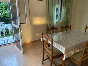 a dining room with a table and chairs and a window at Villa Perle Bleu in Saïdia