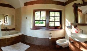 a bathroom with a sink toilet and a window at Zaciszna Przystań Dębina in Debina